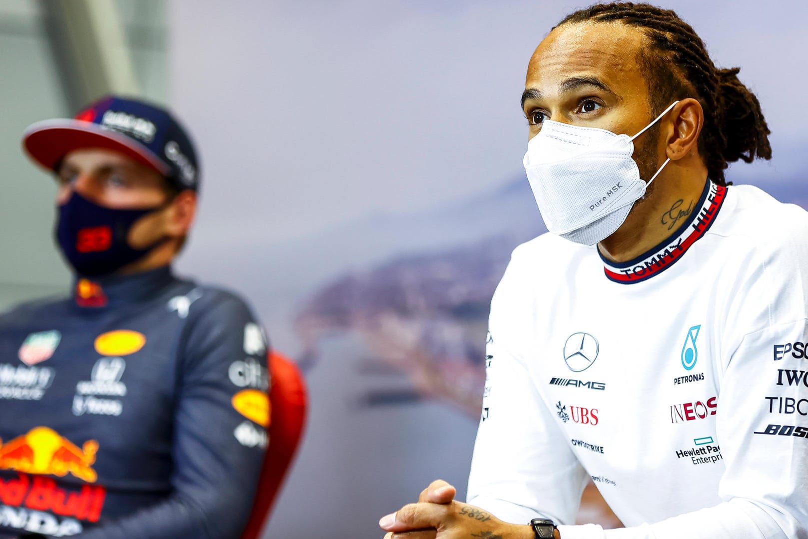 Max Verstappen (l.) und Lewis Hamilton: Die Formel-1-Piloten fahren um den WM-Titel, liegen punktgleich auf.