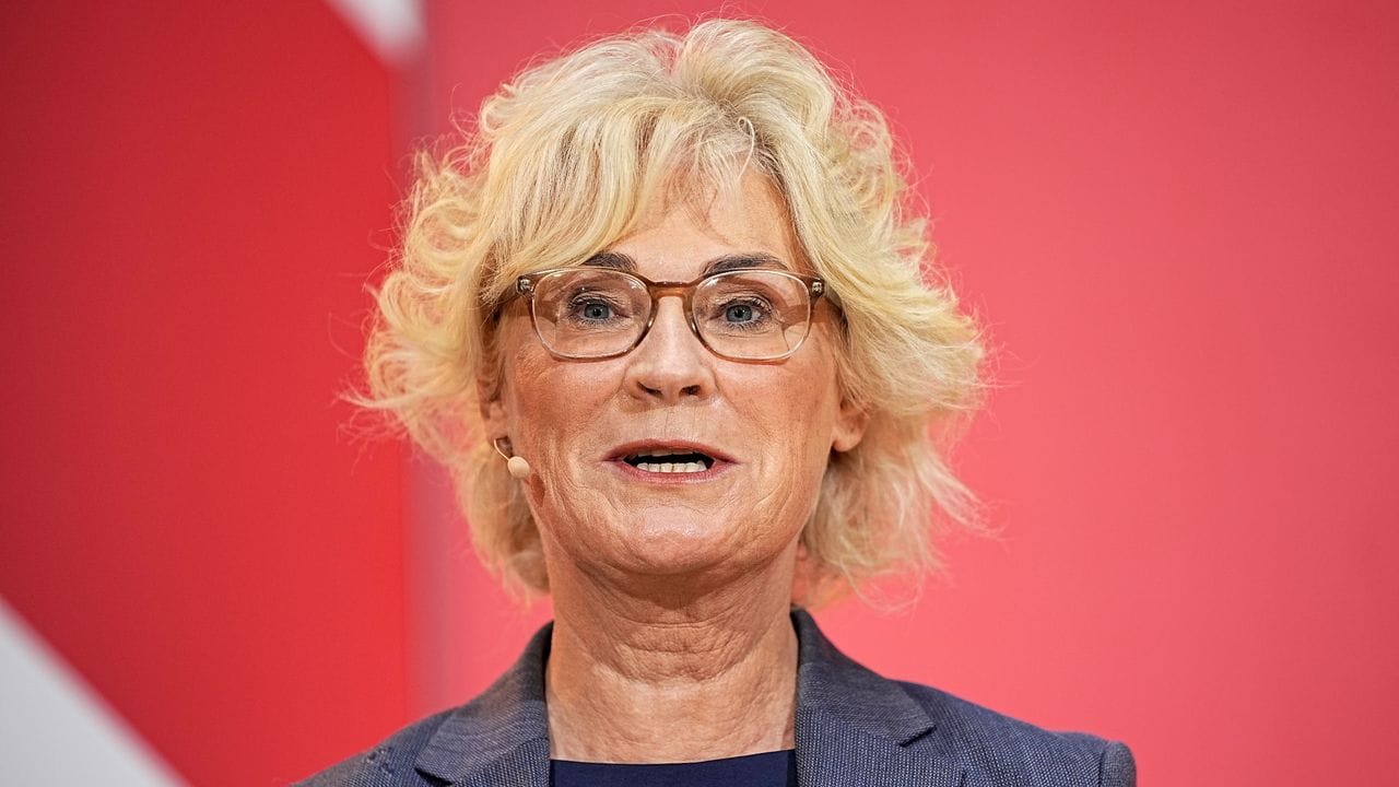 Christine Lambrecht (SPD), designierte Bundesministerin der Verteidigung, spricht bei der Vorstellung der SPD-Minister und -Ministerinnen durch den designierten Bundeskanzler Scholz (SPD), im Willy-Brandt-Haus.