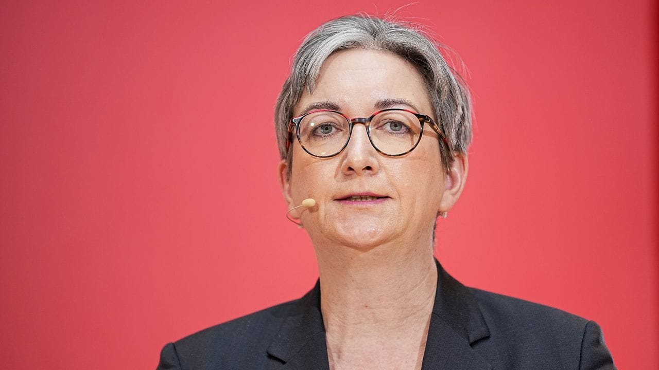 Klara Geywitz (SPD), designierte Bundesministerin für Bau, spricht bei der Vorstellung der SPD-Minister und -Ministerinnen durch den designierten Bundeskanzler Scholz (SPD), im Willy-Brandt-Haus.