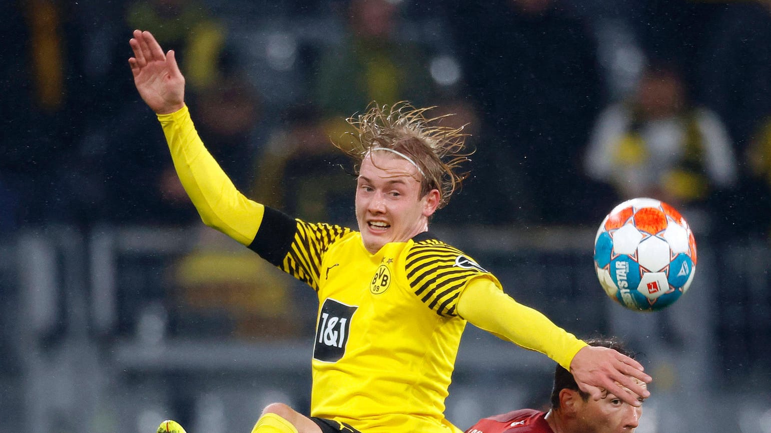 Julian Brandt (l.): Der BVB-Spieler musste gegen die Bayern verletzt vom Platz. Julian Brandt (l.): Der BVB-Spieler musste gegen die Bayern verletzt vom Platz.
