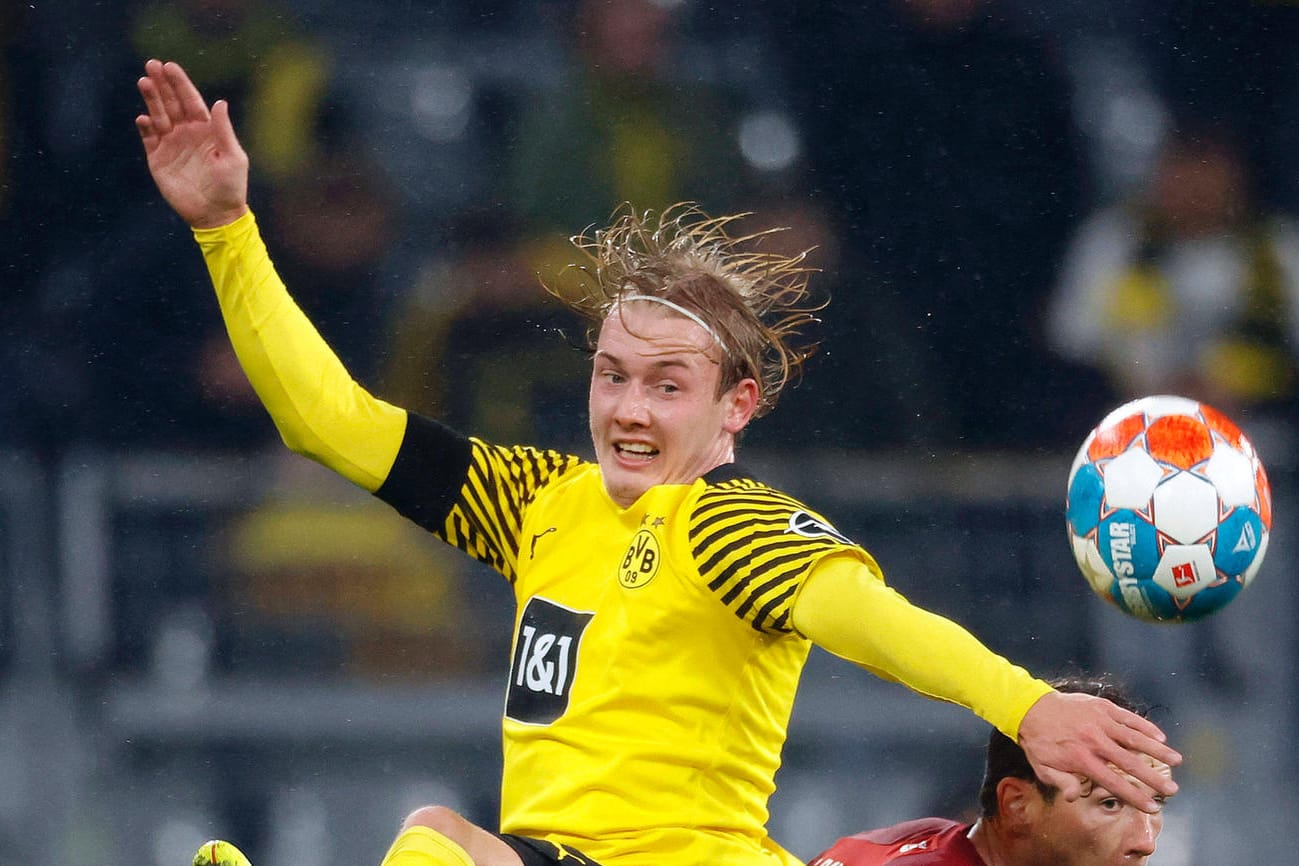 Julian Brandt (l.): Der BVB-Spieler musste gegen die Bayern verletzt vom Platz.