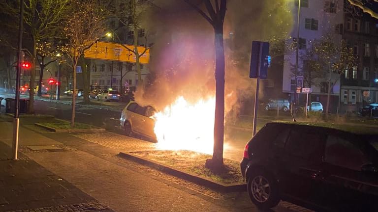 Das Taxi brennt bei der Ankunft der Feuerwehr lichterloh: Fahrer und Fahrgast konnten sich aus dem Wagen retten. Das Taxi brennt bei der Ankunft der Feuerwehr lichterloh: Fahrer und Fahrgast konnten sich aus dem Wagen retten.