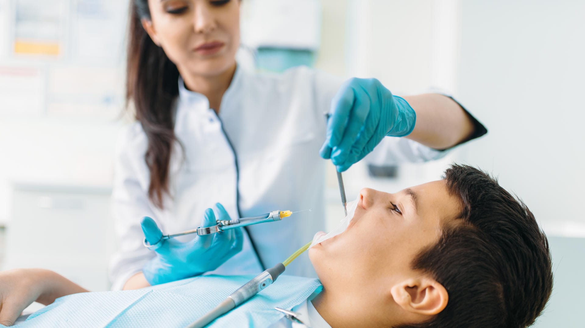 Ein Junge im Zahnarztstuhl, er wird gerade anästhesiert. (Symbolbild) Mehrere Kinder mussten nach der Behandlung ins Krankenhaus. Ein Junge im Zahnarztstuhl, er wird gerade anästhesiert. (Symbolbild) Mehrere Kinder mussten nach der Behandlung ins Krankenhaus.