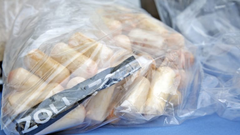 Archivaufnahme von sichergestellten Bodypacks (Symbolbild): Ein Körperschmuggler wurde vom Kölner Zoll mit einem Kilo Kokain im Magen festgenommen.