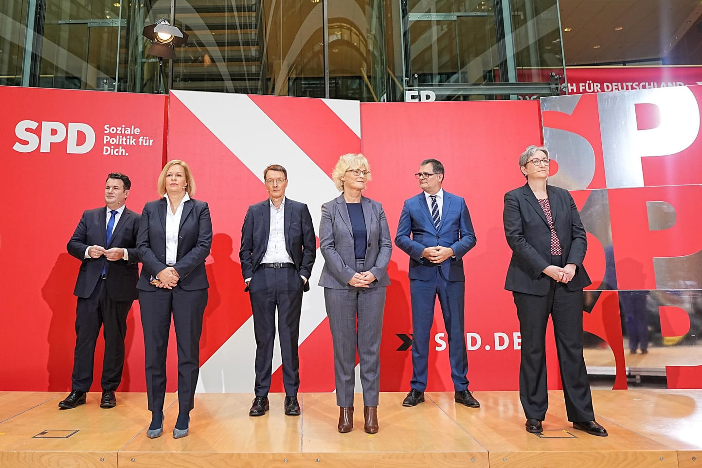 Olaf Scholz stellt seine Ministerinnen und Minister vor: Neben Scholz (l.) stehen Hubertus Heil, Nancy Faeser, Karl Lauterbach, Christine Lambrecht, Wolfgang Schmidt, Klara Geywitz und Svenja Schulze.