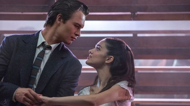 Ansel Elgort (l) als Tony and Rachel Zegler (Maria) in einer Szene des Films "West Side Story". Ansel Elgort (l) als Tony and Rachel Zegler (Maria) in einer Szene des Films "West Side Story".