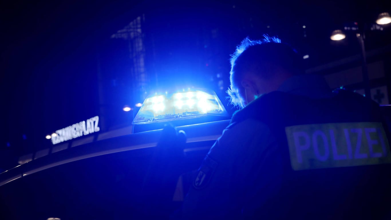 Blaulicht an einem Berliner Polizeiwagen. (Symbolbild) Die schwer verletzte Frau wird stationär im Krankenhaus behandelt.