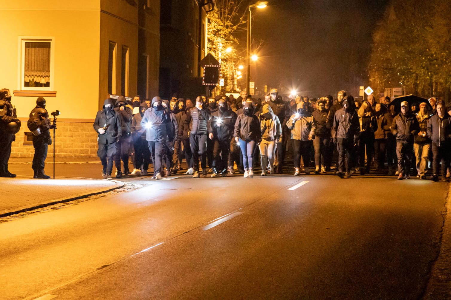 Vermummte im sächsischen Zwönitz: Die Proteste richten sich nicht gegen Corona-Maßnahmen. Sie sind Vehikel für den Kampf von Neonazis gegen den Staat.