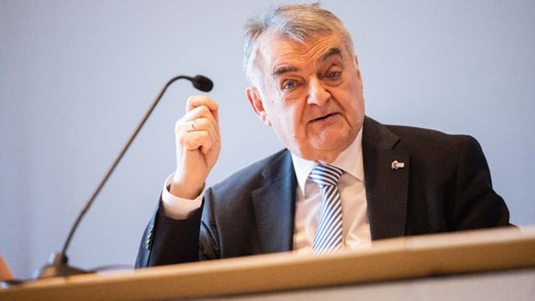 NRW-Innenminister Herbert Reul (CDU) bei der Vorstellung des Entwurfs zum neuen NRW-Versammlungsgesetz: Die SPD kritisiert die Anpassungen als "kosmetisch".