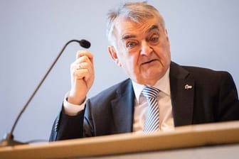 NRW-Innenminister Herbert Reul (CDU) bei der Vorstellung des Entwurfs zum neuen NRW-Versammlungsgesetz: Die SPD kritisiert die Anpassungen als "kosmetisch".