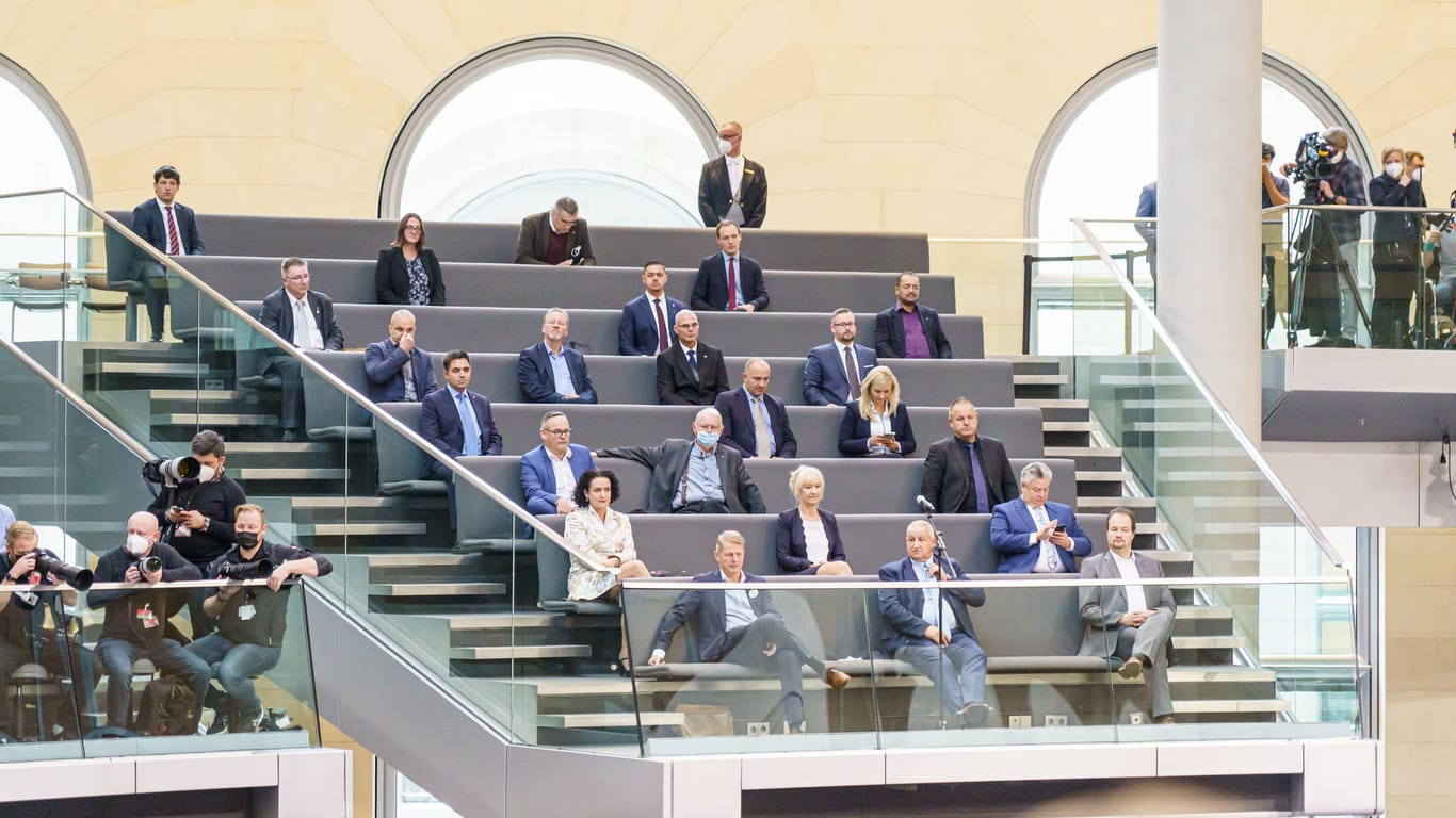 Zertifikat-Verweigerer: Viele AfD-Landesgruppen entsenden Abgeordnete auf den Balkon, Sachsen ist besonders stark vertreten.