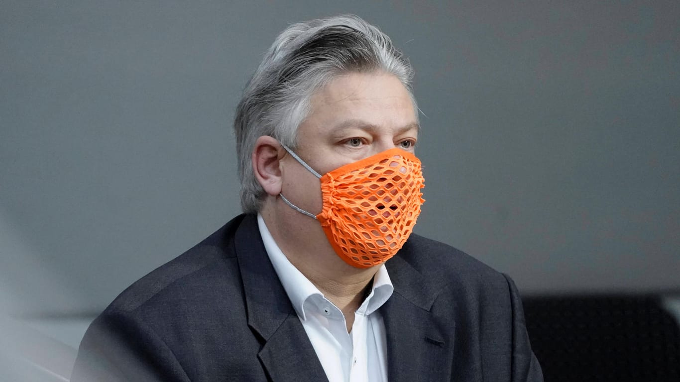Thomas Seitz mit Netz-Maske im November 2020: Kurz nach seinem aufsehenerregenden Auftritt erkrankte Seitz schwer an Corona.