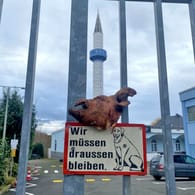 Der Schweinekopf am Tor vor der Moschee: Bilder einer Überwachungskamera sollen zeigen, wie der Unbekannte Selfies damit machte.