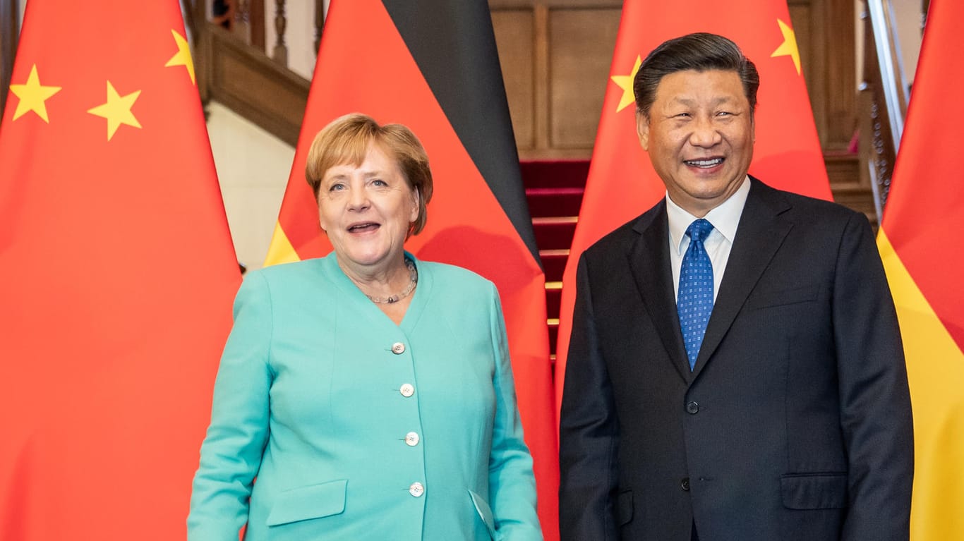 Angela Merkel und Chinas Staatspräsident Xi Jinping: Deutsche Politiker werden in Peking nicht ernst genommen, mahnt Künstler Ai Weiwei.