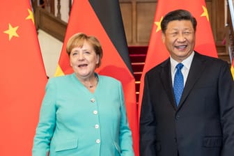 Angela Merkel und Chinas Staatspräsident Xi Jinping: Deutsche Politiker werden in Peking nicht ernst genommen, mahnt Künstler Ai Weiwei.