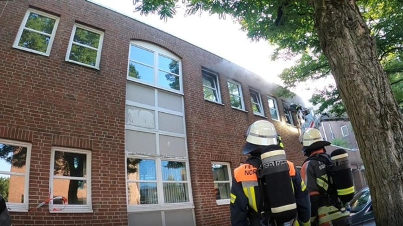 Feuerwehrleute im August an der Bank (Archivbild): Aus der Wohnung über der Filiale drang nach dem Einbruch dichter Qualm.