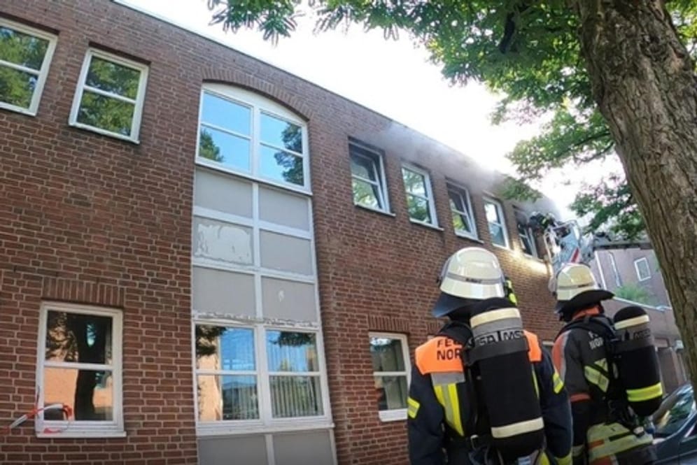 Feuerwehrleute im August an der Bank (Archivbild): Aus der Wohnung über der Filiale drang nach dem Einbruch dichter Qualm.