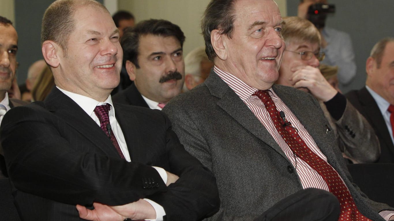 Sie kennen sich schon lange: Gerhard Schröder (r.) und Olaf Scholz bei einer SPD-Wahlkampfveranstaltung 2011 in Hamburg.