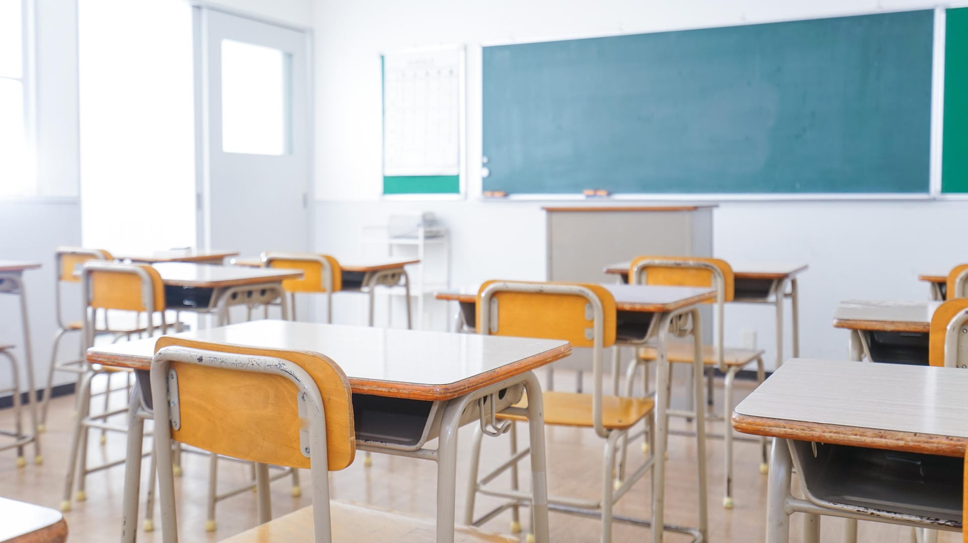 Leeres Klassenzimmer (Symbolbild): Die Kinder im Alter von 10 bis 14 Jahren warfen unter anderem neue Fensterscheiben ein.