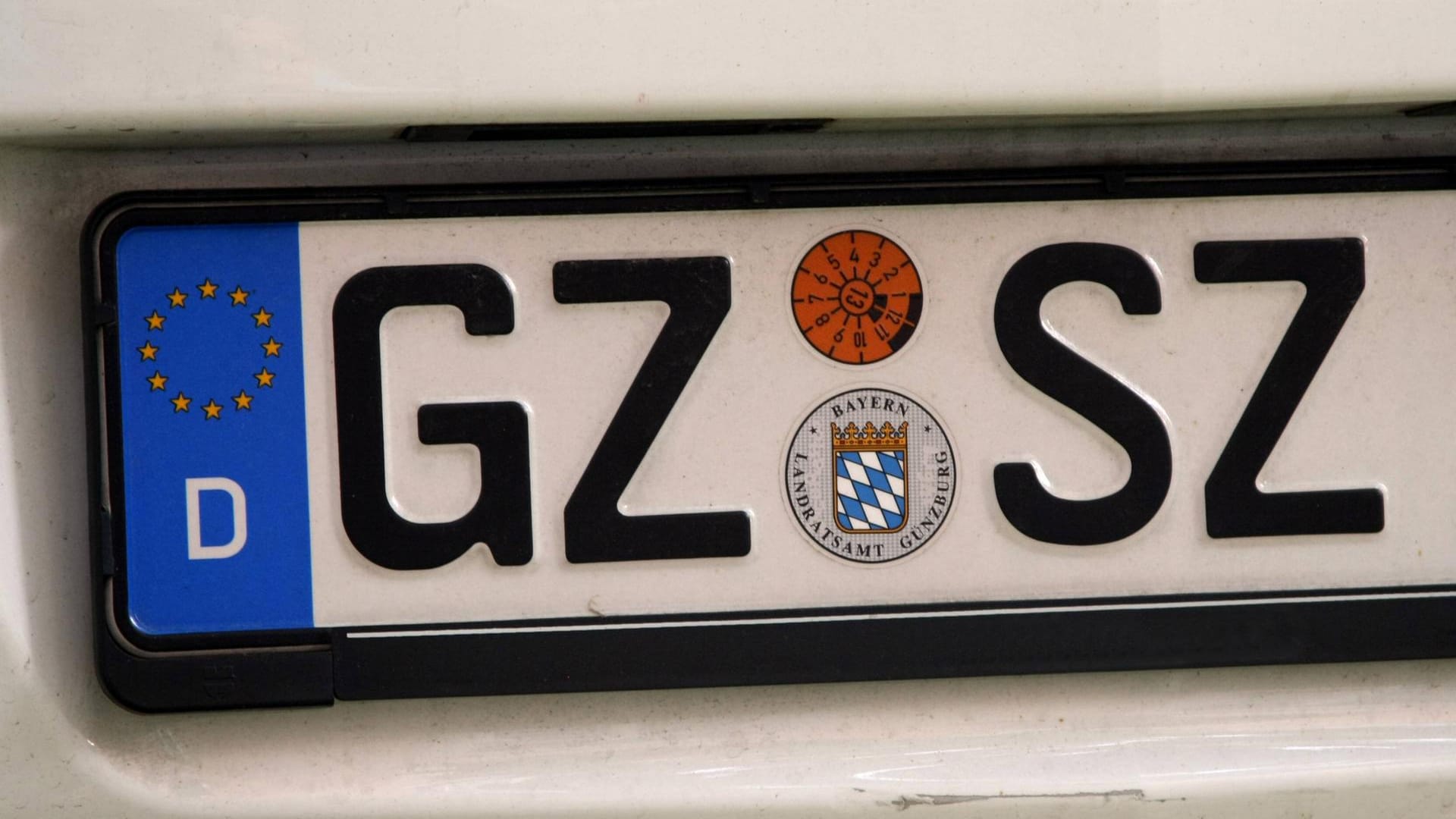 Lieblingsserie auf dem Nummernschild: Kürzel wie GZSZ ("Gute Zeiten, schlechte Zeiten") sind erlaubt. Was gegen die guten Sitten verstößt, ist hingegen verboten.