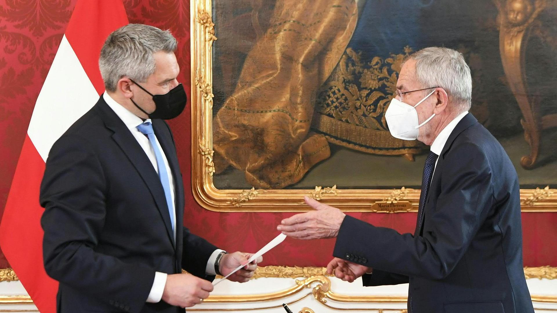 Karl Nehammer und Alexander Van der Bellen (von links nach rechts): Mit der Ernennung Nehammers ist auch das Kabinett umgebildet worden.