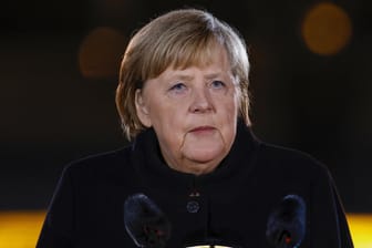 Angela Merkel bei ihrem Zapfenstreich: Die Fotografin Herlinde Koelbl hat sich mehrere Jahrzehnte lang ein Bild der Politikerin gemacht.