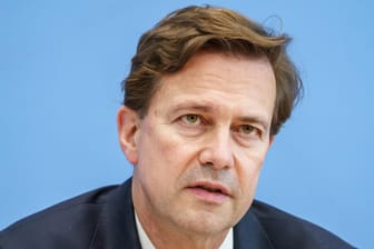 Regierungssprecher Steffen Seibert: Der Aufmarsch vor dem Haus der sächsischen Gesundheitsministerin Petra Köpping sei ein Einschüchterungsversuch und ein Angriff auf die Privatsphäre.