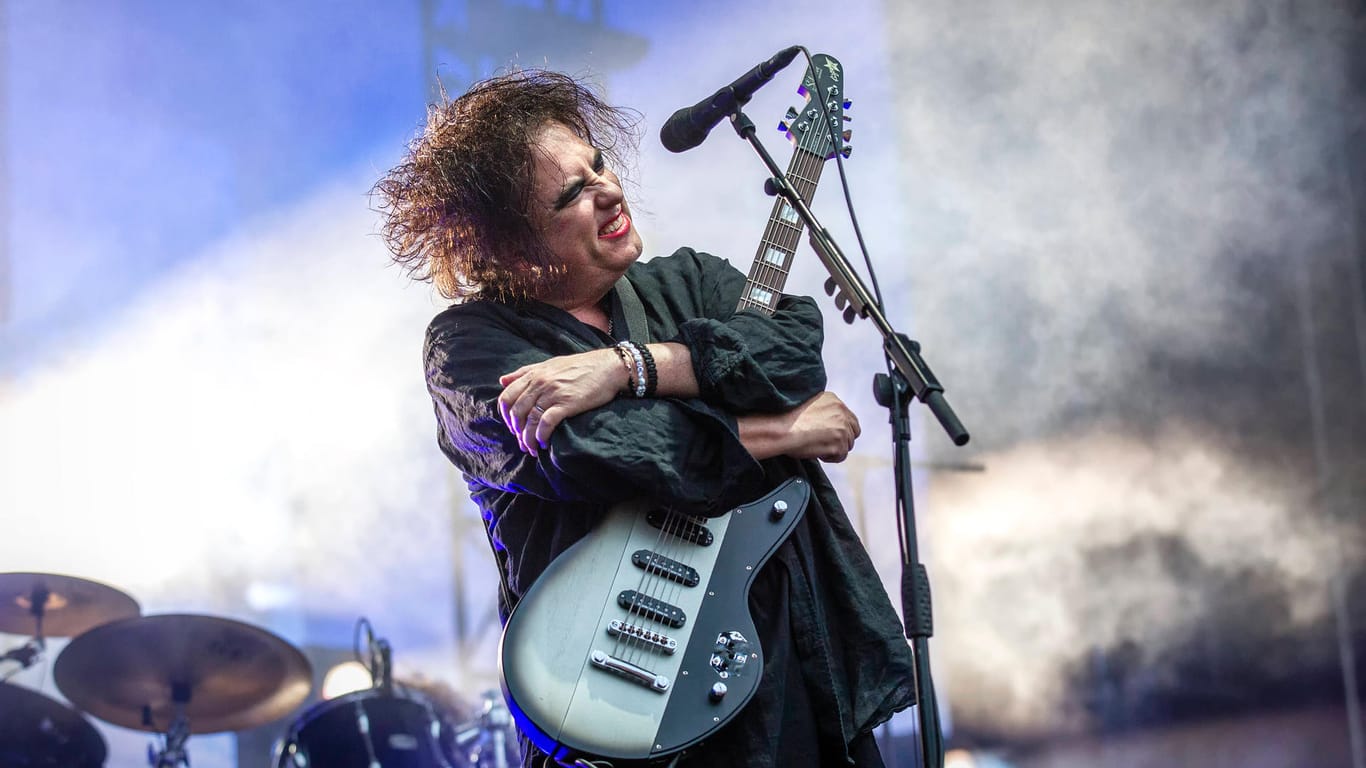 Sänger der britischen Band "The Cure", Robert Smith (Archivbild): 2022 kommt die Kultband für sieben Konzerte nach Deutschland.