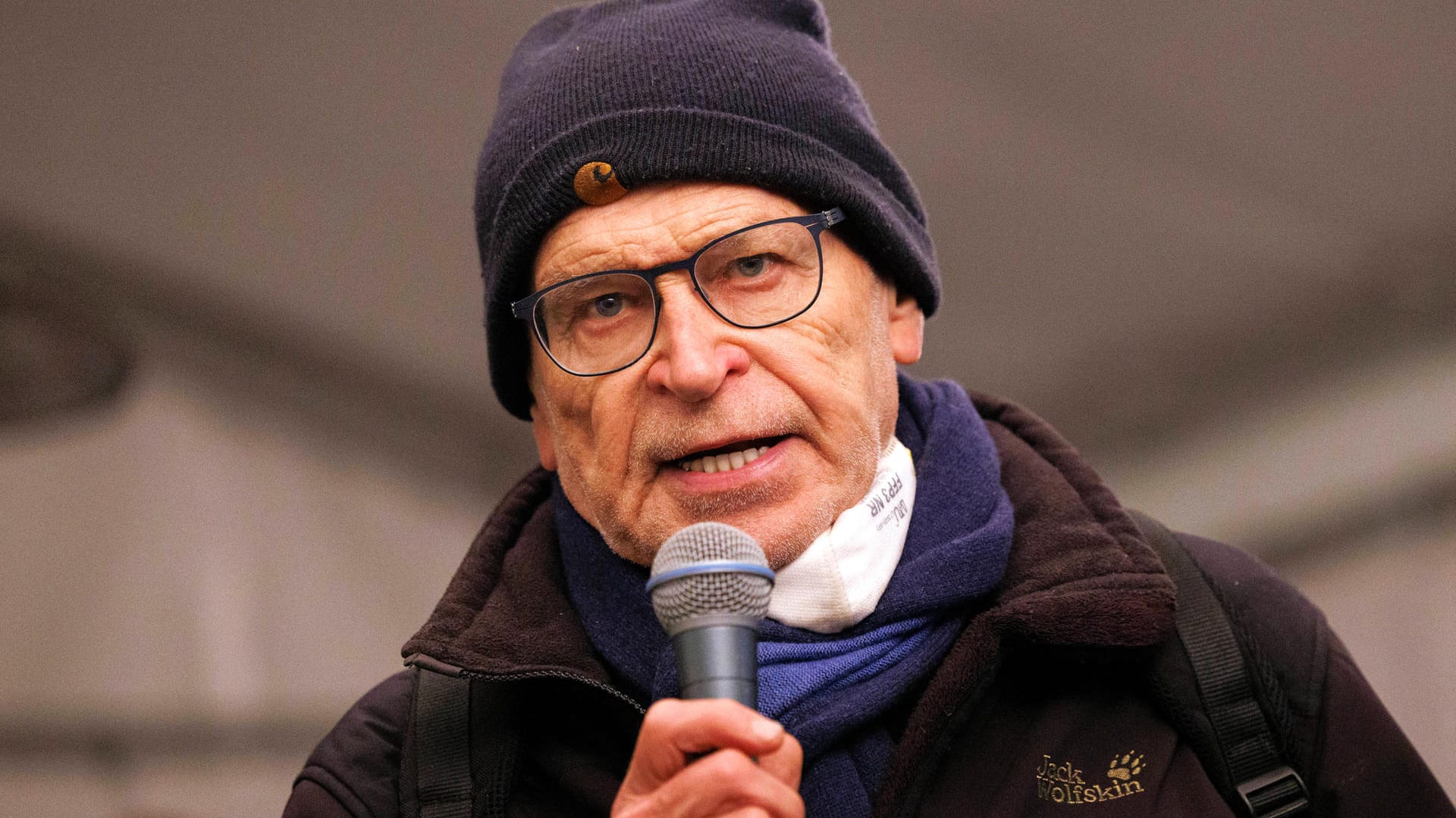 Günter Wallraff bei der Solidaritätsaktion mit Obdachlosen am Kölner Hauptbahnhof: "Wir sollten nicht nur große Aktionen machen, sondern einzelnen Menschen ganz konkret helfen."