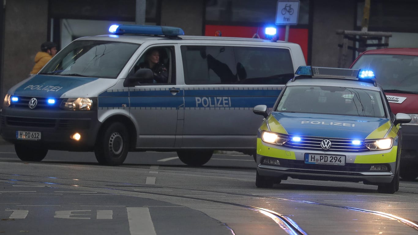 Einsatzwagen der Polizei Hannover (Archivbild): Zwei Männer sind mit einem Messer verletzt worden.
