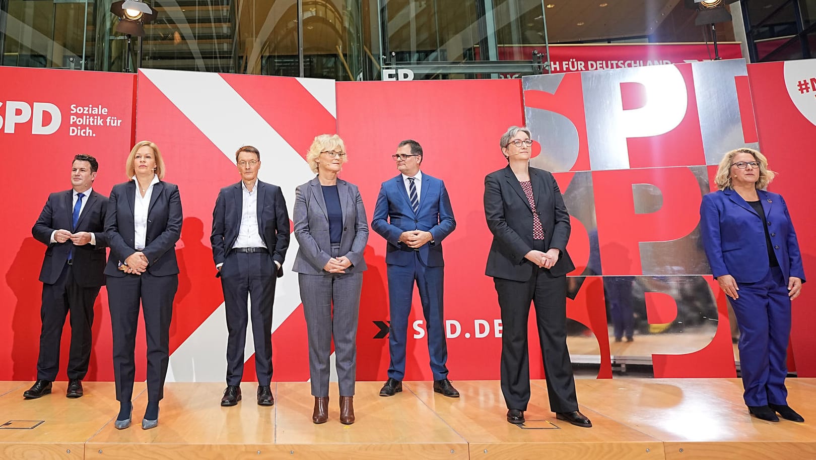 Scholzens Sieben: Arbeitsminister Hubertus Heil (li.), Innenministerin Nancy Faeser, Gesundheitsminister Karl Lauterbach, Verteidiungsministerin Christine Lambrecht, Kanzleramtsminister Wolfgang Schmidt, Bauministerin Klara Geywitz und Entwicklungshilfeministerin Svenja Schulze.