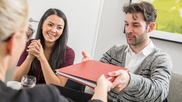 Führungskräfte in Unternehmen sollten Erkenntnisse aus vergangenen Fehlern regelmäßig in Feedbackgesprächen zum Thema machen.