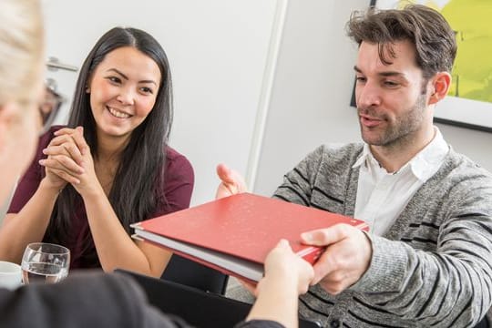 Führungskräfte in Unternehmen sollten Erkenntnisse aus vergangenen Fehlern regelmäßig in Feedbackgesprächen zum Thema machen.