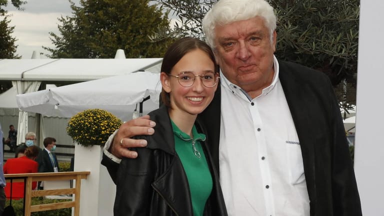 September 2021: Hans Meiser hat seine Enkeltochter mit zu einer Veranstaltung gebracht.