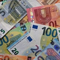Eurobanknoten liegen auf einem Tisch (Symbolbild): Mit dem Geld will der Gewinner seine Verwandten und gemeinnützige Organisationen unterstützen.