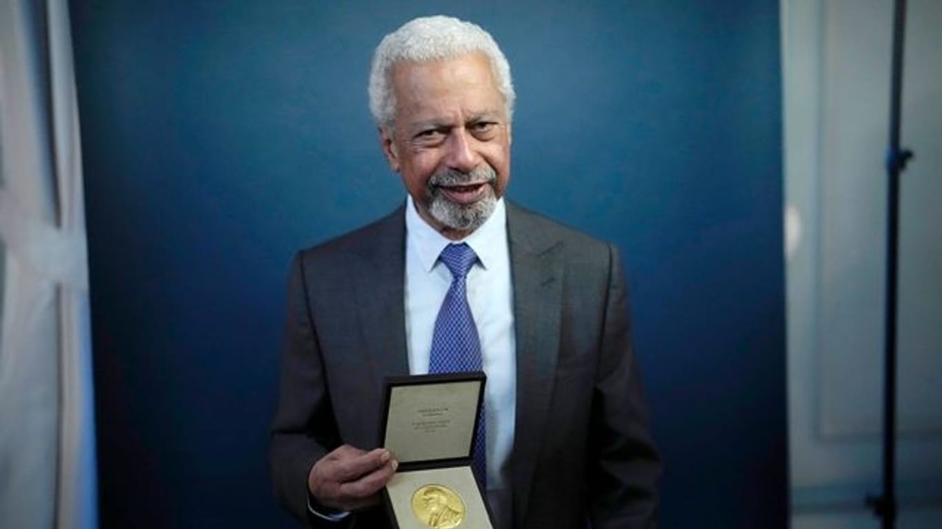 Abdulrazak Gurnah mit der Medaille des Nobelpreises für Literatur 2021 nach einer Zeremonie in London.