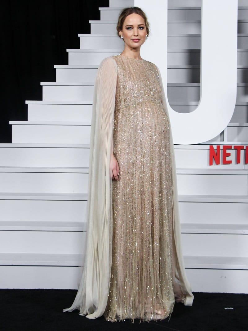 Jennifer Lawrence im funkelnden Kleid und mit Babybauch