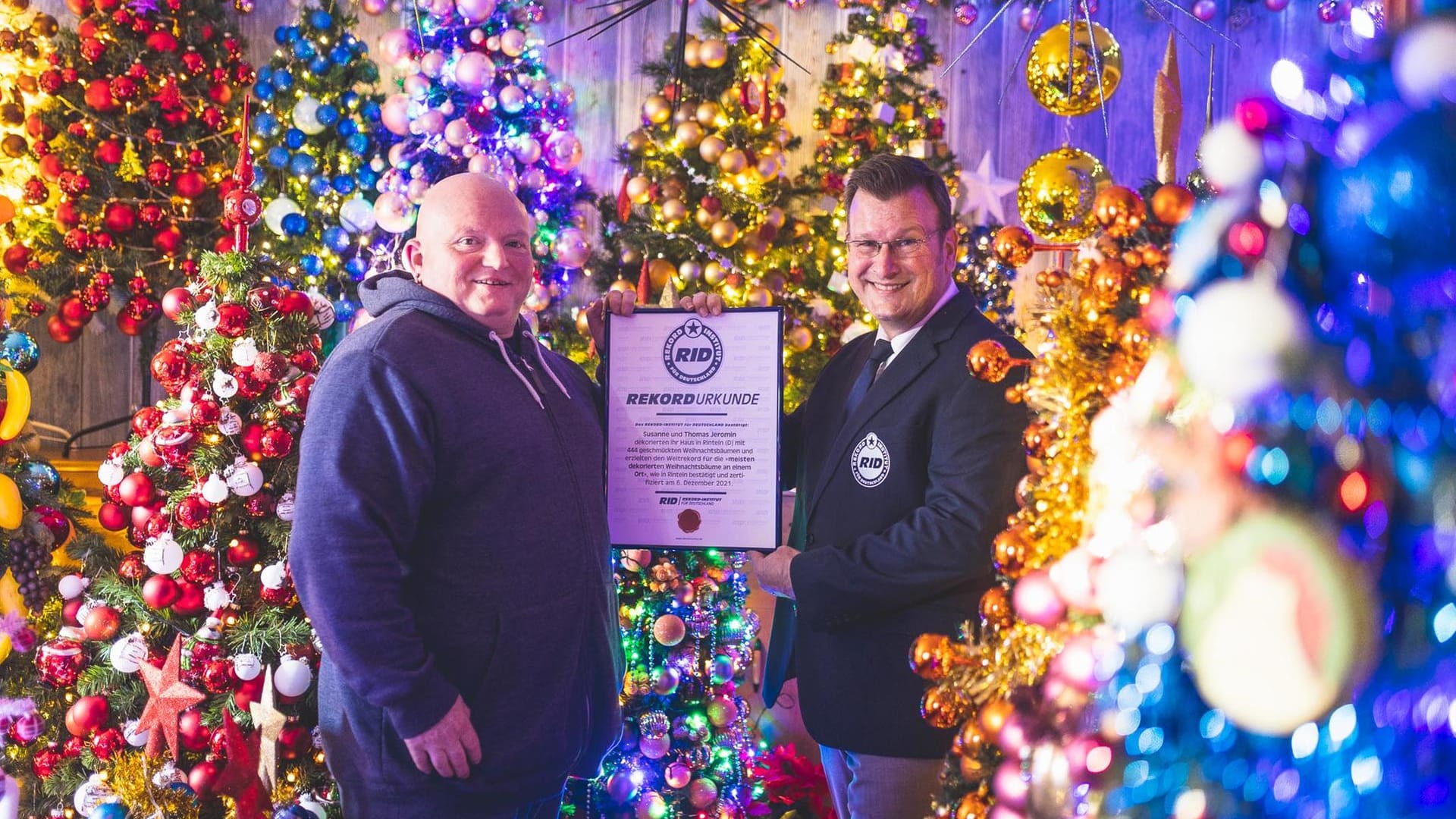 Thomas Jeromin nimmt die Auszeichnung entgegen: Schon zu Nikolaus erstrahlt das Haus des Ehepaars in weihnachtlichem Glanz.