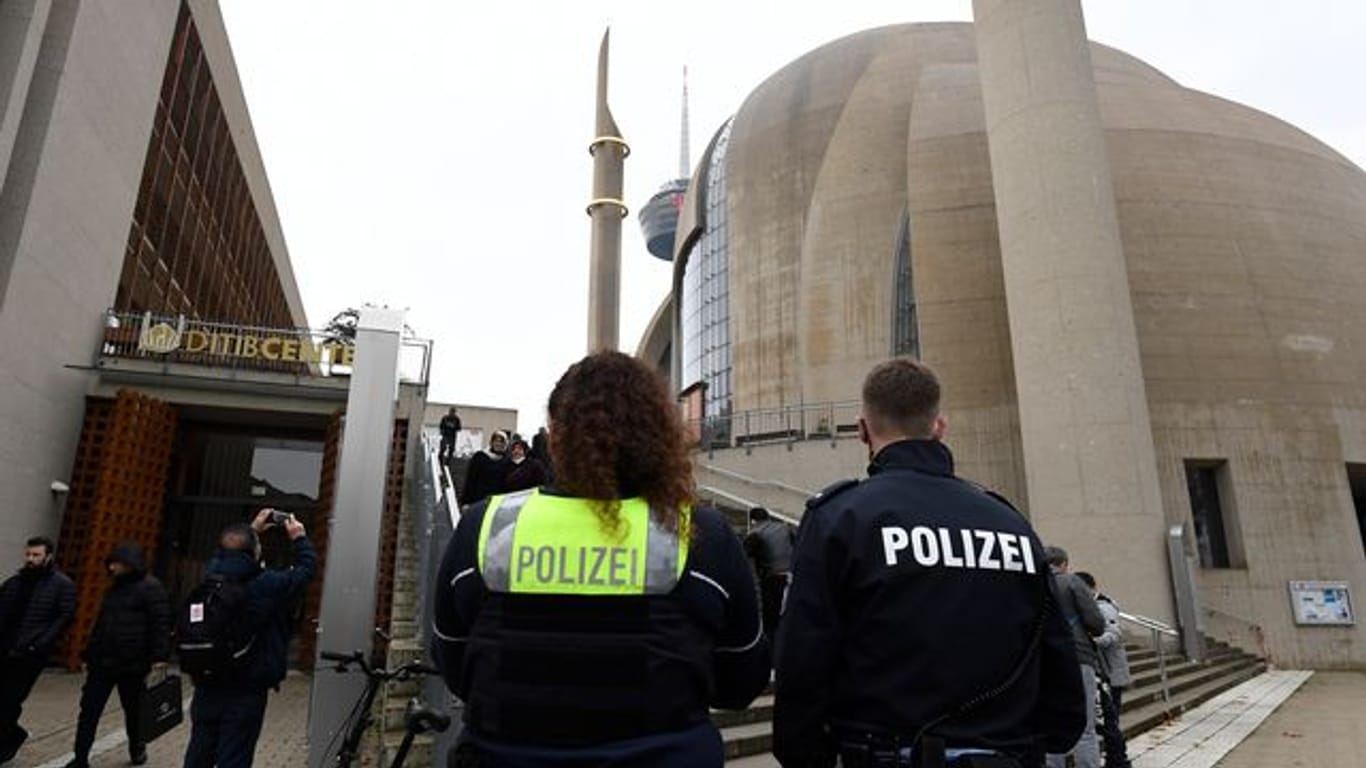Polizisten sichern die DITIB-Moschee in Köln (Archivbild): Die Polizei ermittelt wegen des Verdachts der versuchten schweren Brandstiftung.