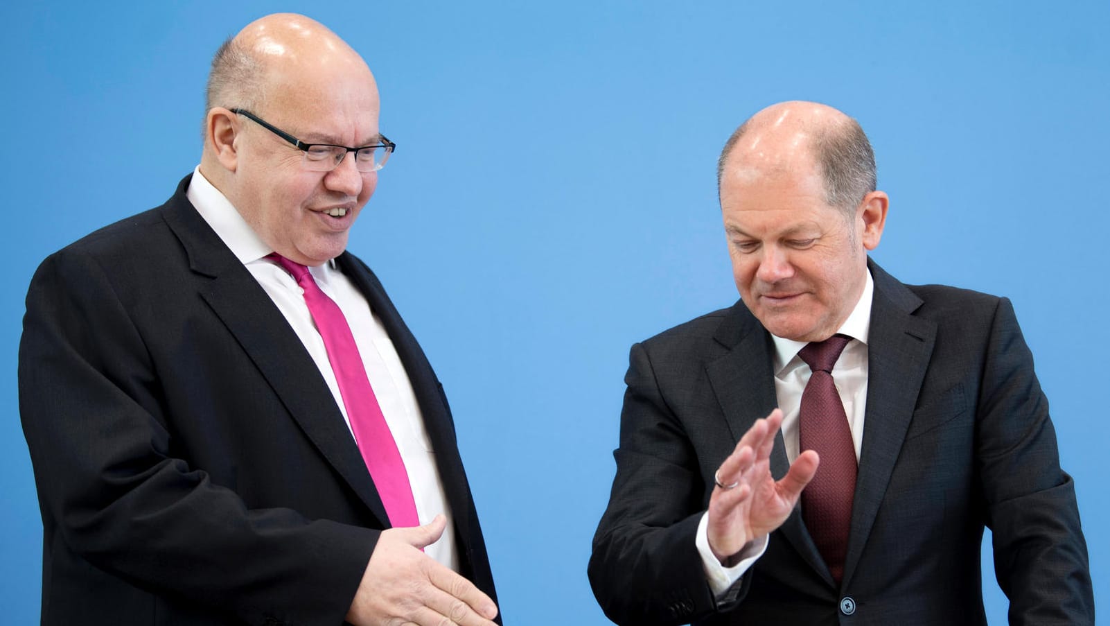 Olaf Scholz verweigert Peter Altmaier im März 2020 den Handschlag – wegen der Corona-Krise.