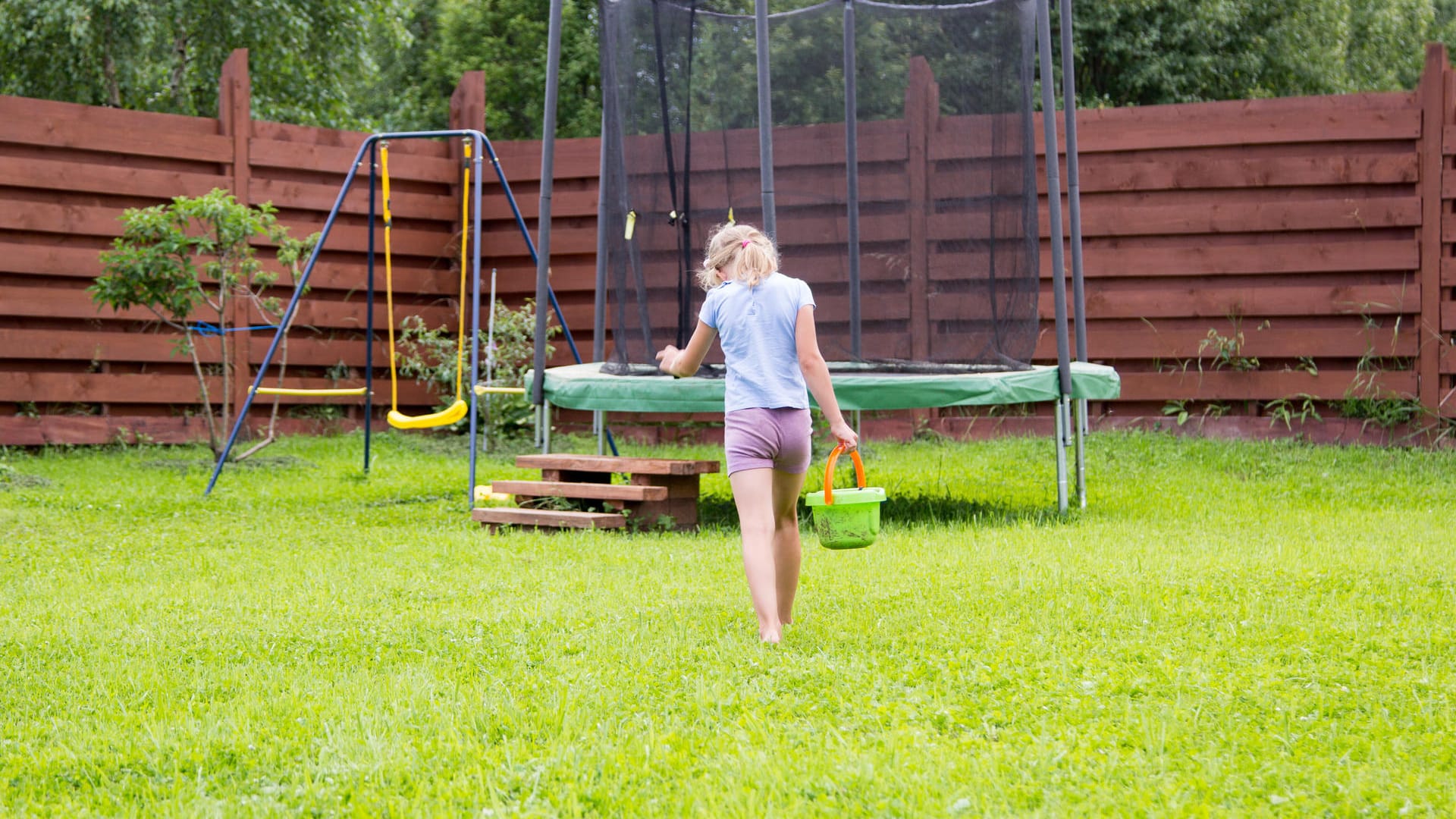 Ein Mädchen vor einem Trampolin (Archivbild): Die Stadt Düsseldorf ist von einem Trampolin-Verbot abgerückt. Ein Mädchen vor einem Trampolin (Archivbild): Die Stadt Düsseldorf ist von einem Trampolin-Verbot abgerückt.