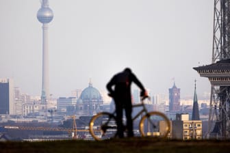 Ein Radfahrer blickt auf die Berliner Skyline (Symbolbild): Die Hauptstadt schafft es in keiner Nachhaltigkeitskategorie auf einen vorderen Platz. Die Luftqualität ist hier bundesweit fast die schlechteste.