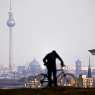 Ein Radfahrer blickt auf die Berliner Skyline (Symbolbild): Die Hauptstadt schafft es in keiner Nachhaltigkeitskategorie auf einen vorderen Platz. Die Luftqualität ist hier bundesweit fast die schlechteste.