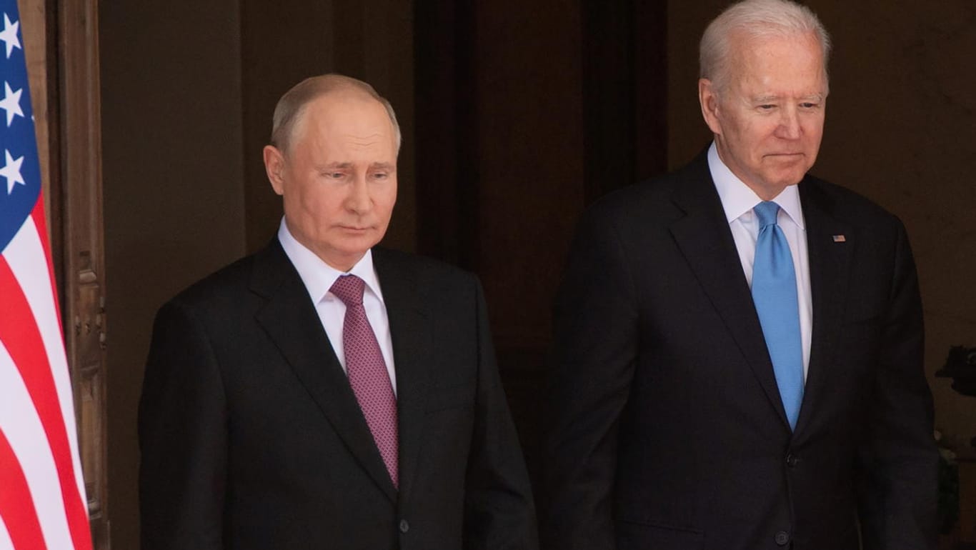 Wladimir Putin (l.) und Joe Biden (r.) (Archivbild): Die USA planen ihr Vorgehen, wenn Russland die Ukraine angreifen sollte.