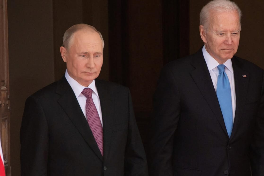 Wladimir Putin (l.) und Joe Biden (r.) (Archivbild): Die USA planen ihr Vorgehen, wenn Russland die Ukraine angreifen sollte.