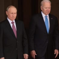 Wladimir Putin (l.) und Joe Biden (r.) (Archivbild): Die USA planen ihr Vorgehen, wenn Russland die Ukraine angreifen sollte.