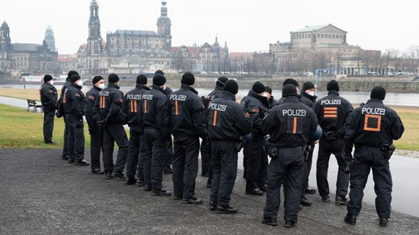 Polizisten stehen am Ufer der Elbe