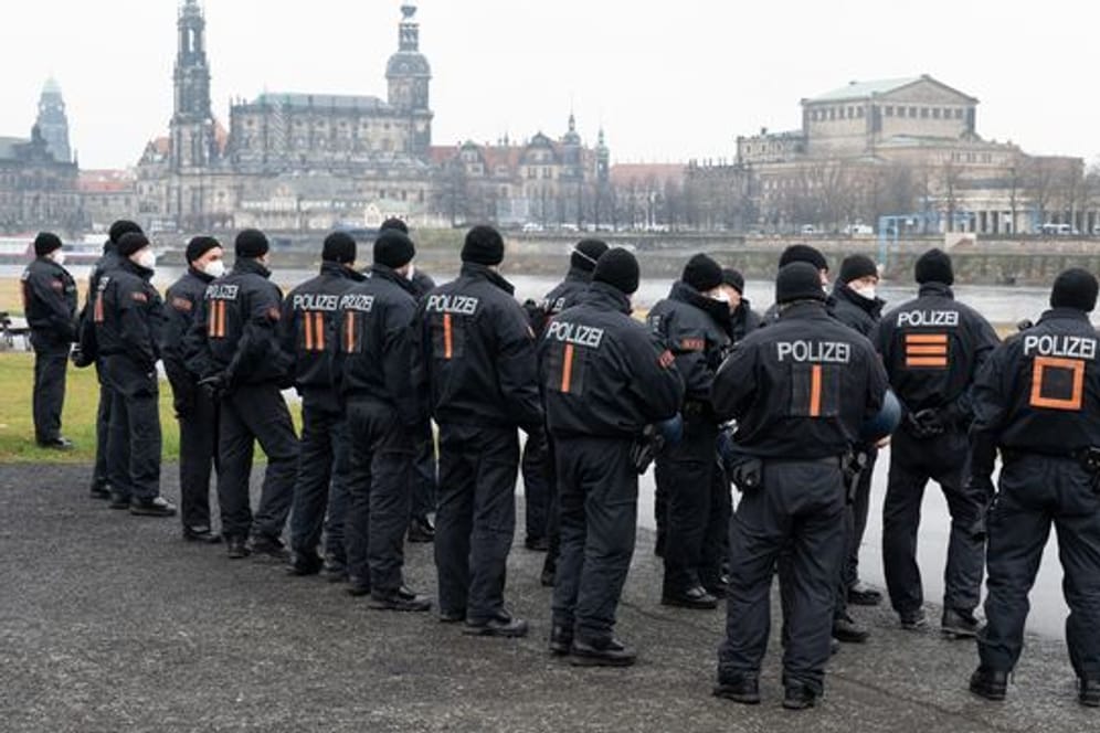 Polizisten stehen am Ufer der Elbe