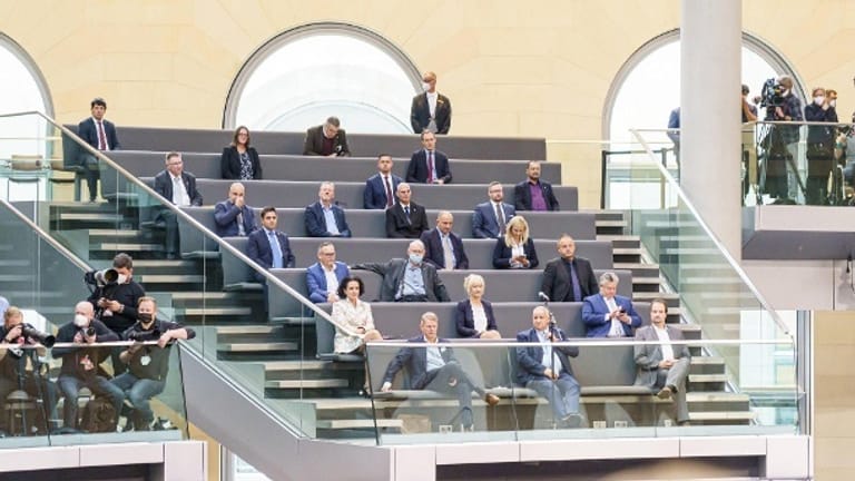 AfD-Abgeordnete auf dem Bundestagsbalkon.