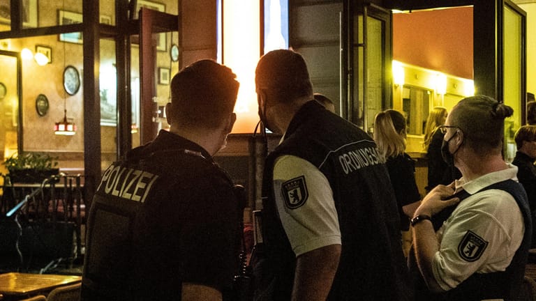 Kontrolle eines Berliner Lokals: Auch für Polizisten soll die Impfpflicht künftig gelten.